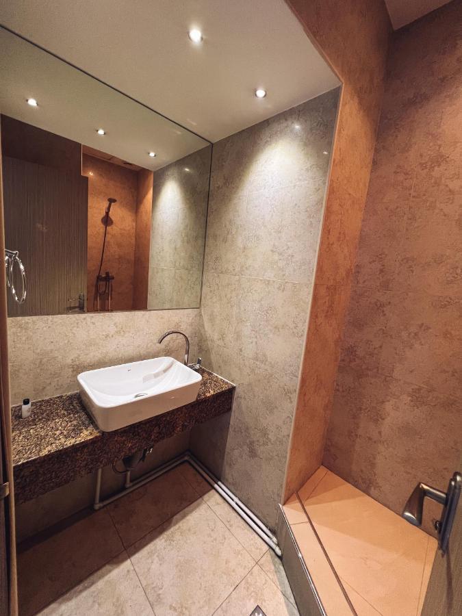 It Hotel Tumanyan Street Erevan Esterno foto